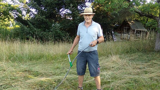 Der Wolterdinger Sensenmäher Wolfgang Köhler braucht keine Erklärungen zum richtigen Schliff. Foto: Anita Reichart