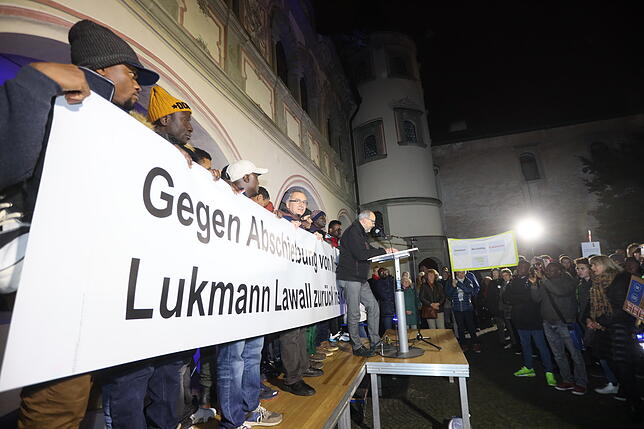 Auf dem Rathausplatz sammelte sich die Menge. Mehrere Kundgebungen fanden hier statt.