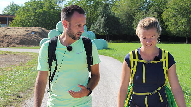 Jens Kluzik von SÜDKURIER CityLogistik unterhält sich mit Ina-Faye Bartikowski von Gründerschiff während der Expedition Querweg.