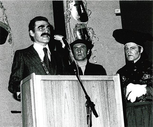 Beim Narrenspiegel 1978: Rainer Alferi sieht mit verstärkten Augenbrauen und einem angeklebten Schnauzer Oberbürgermeister Günter ...
