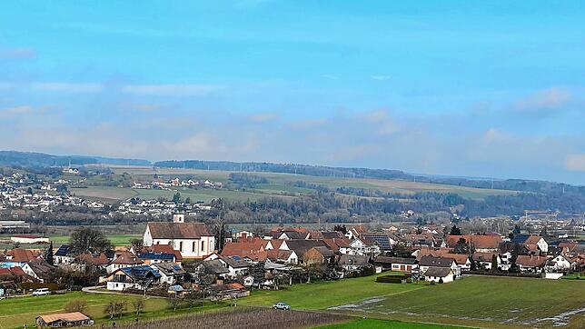 Mit dörflichem Ambiente: Der Blick von der Sembergkapelle nach Schwerzen.
