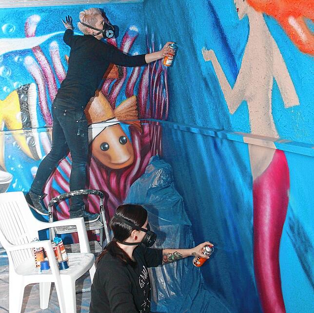 Jasmin Nestmann (hinten) und Tanja Bergmeister (vorne) beim Sprayen im Aqualino.
