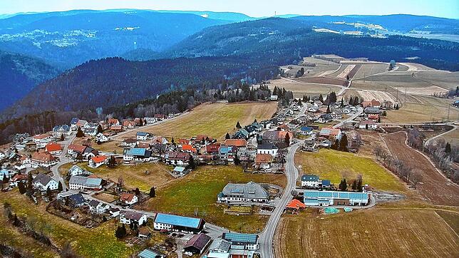 Brenden aus der Luft: Zum Dorf gehören auch der Schlosshof, die Inneren Höfe und Äußeren Höfe, die im Außenbereich liegen. Das Foto ...