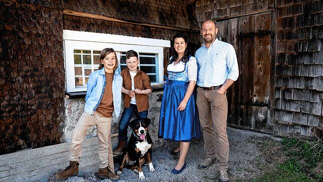 Im Jahr 2008 übernimmt Christoph Dold gemeinsam mit seiner Frau Katharina den Kolmenhof in dritter Generation. Mit auf dem Bild sind ...