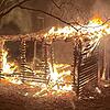 Die Holzhütte bei einem Grillplatz in Schaffhausen steht in Flammen.