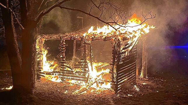 Die Holzhütte bei einem Grillplatz in Schaffhausen steht in Flammen.