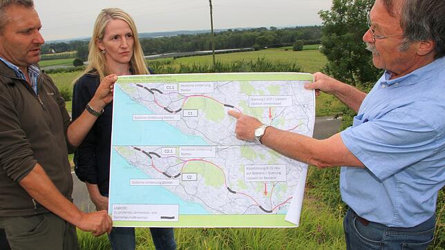 Thomas Braun (von links), Karin Scherzinger und Fritz Käser stehen auf dem Wasserspeicher bei Ittendorf-Hundweiler. Sie vergleichen ...