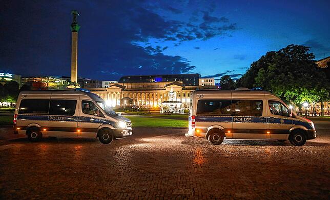 Einsatzwagen der Polizei stehen auf dem Schlossplatz, Stuttgart.