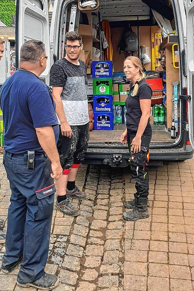 Die Helfer aus St.Georgen, hier Manuel Prätorius und Nadine Stockburger, werden im Katastrophengebiet von einem Feuerwehrmann freundlich ...
