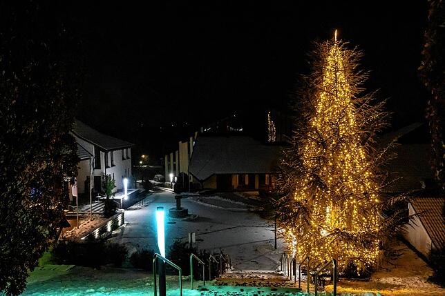 Bild 7: Die Weihnachtsbeleuchtung in vielen Gemeinden ist so festlich wie immer: Doch es fehlt etwas