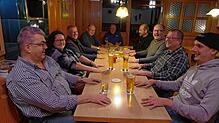 Stammtischler im Adler in Deggenhausen haben sich symbolisch am Stammtisch festgeklebt: (von links) Der Siggi, Uli Fox, Walter Flohr, ...