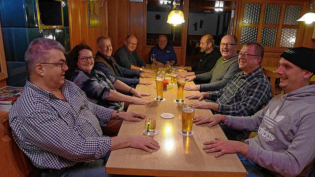Stammtischler im Adler in Deggenhausen haben sich symbolisch am Stammtisch festgeklebt: (von links) Der Siggi, Uli Fox, Walter Flohr, ...