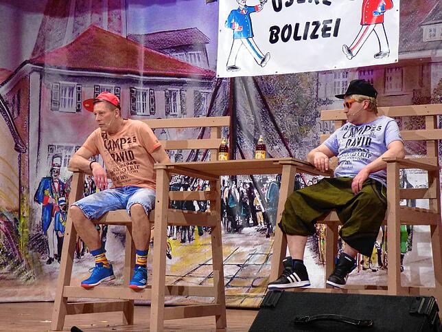Die beiden Grundschüler Helmi und Matthias (Helmut Beyl und Matthias Schröder) wissen, dass Jesus nicht nur eine Freundin hatte, sondern ...
