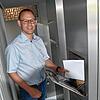 Thorsten Keller vom Wahlamt leert am Montagmorgen um 7.30 Uhr die Briefkästen des Rathauses, um zu sehen, ob am ersten Wochenende der ...