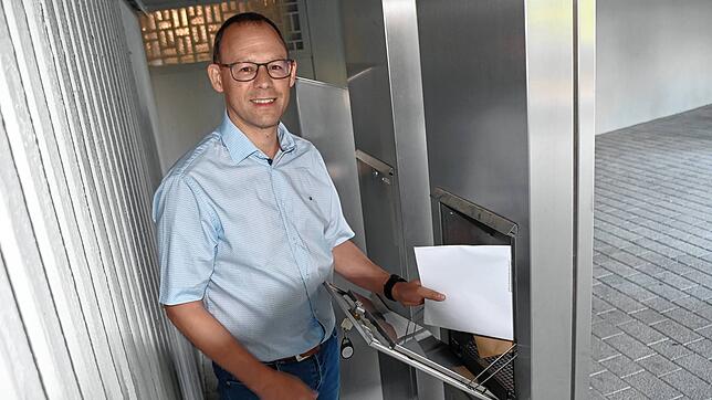 Thorsten Keller vom Wahlamt leert am Montagmorgen um 7.30 Uhr die Briefkästen des Rathauses, um zu sehen, ob am ersten Wochenende der ...