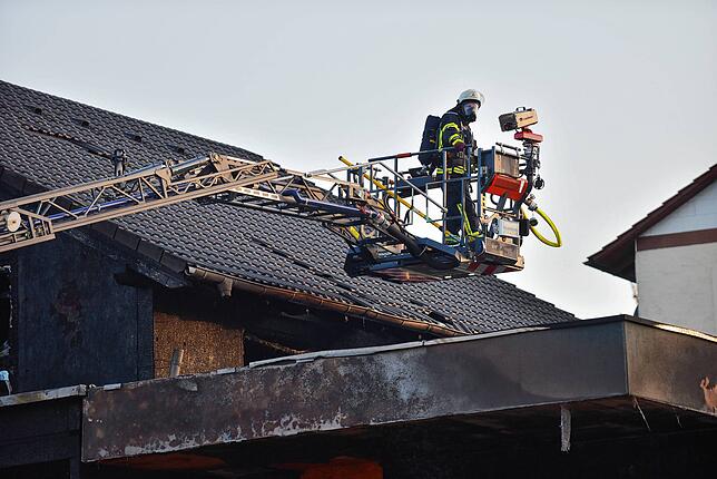 Bild 1: Hausbrand in Hausen vor Wald: 70 Feuerwehrmänner im Einsatz