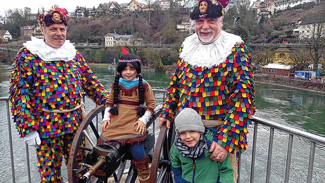 Die Narronen Erich Lauber (links) und Peter Strittmatter stehen mit Martha (4) und Linus (6) an der Kanone, die den Salm begrüßen wird.