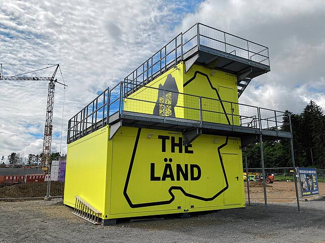 Der Info-Point des Landes, also „The Länd“, ist eine auffällige Aussichtsplattform, aufgebaut aus Containern.