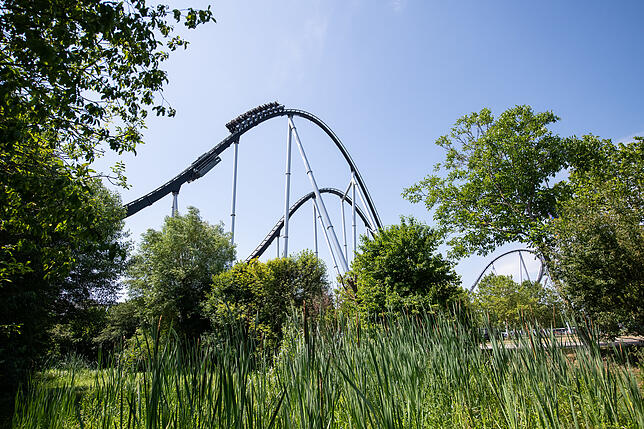 Besucher fahren im Europapark mit der Achterbahn Silver Star