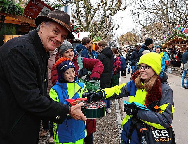 Bild 9: Hincooker auf dem Weihnachtsmarkt: Weihnachtsmann, Taschengeld vom Franz und 2000 Euro Spenden
