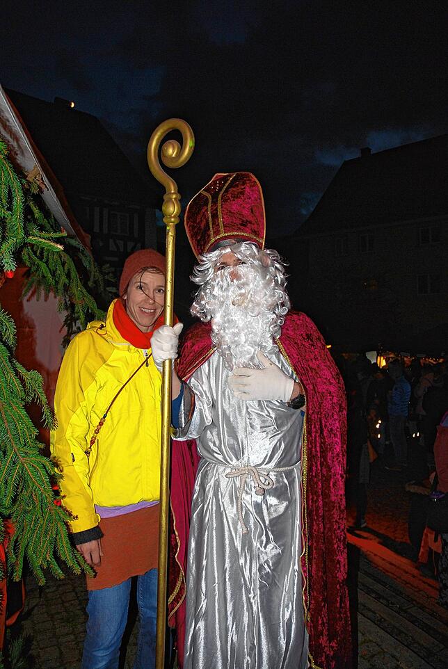 Der Nikolaus war heiß begehrt und hatte nicht mit so viel Andrang gerechnet.