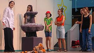 Die Kinderbande im Stück „Herr der Diebe“ kommt so manchem Geheimnis auf die Spur; aufgeführt von Schülern des Scheffel-Gymnasiums. ...