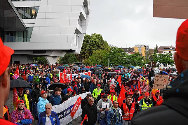 Bild 14: Protest bei ZF Friedrichshafen: So kämpfen die Mitarbeiter gegen den drohenden Stellenabbau