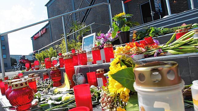 Kerzen und Blumen am Eingang zur Diskothek Grey: Dort hat im Juli 2017 ein Mann mit einem Sturmgewehr einen Türsteher erschossen. Der ...