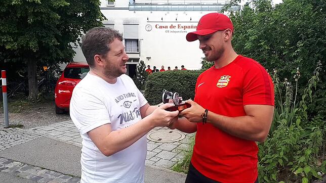 Unser Redakteur Dirk Salzmann (links) überreicht Marcel Simsek vom CFE Indepediente Singen die Torjägerkanone der Bezirksliga Bodensee. ...