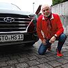Hans-Jörg Schmid aus Stockach freut sich über das neue STO-Kennzeichen an seinem Fahrzeug.