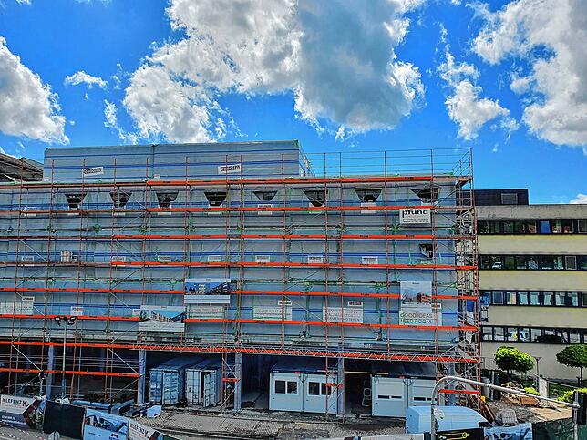 Mai 2021: Der aus Modulen bestehende Anbau steht. Noch verdecken Planen und ein Gerüst die Fassade des neuen Krankenhausgebäudes. ...