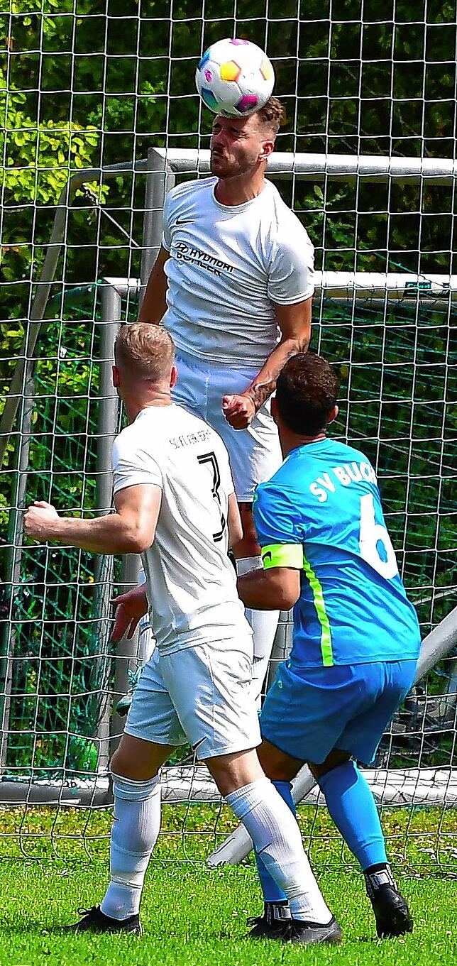 Schwere Aufgabe: Soll es für Leon Dombrowski (hier im Pokalspiel beim SV Buch) und die SG FC Wehr/Brennet beim Aufsteiger TuS Stetten ...