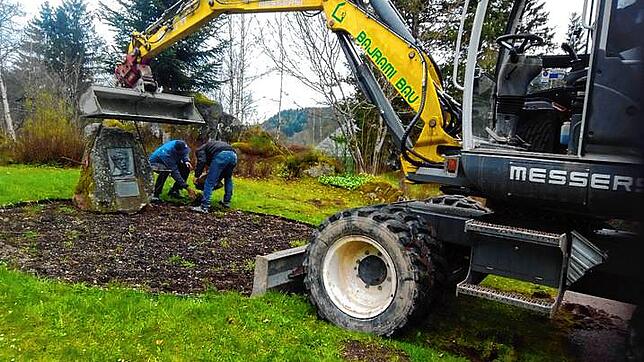 Der Gedenkstein wird an seinem neuen Standort fixiert. Foto: Christiane Sahli