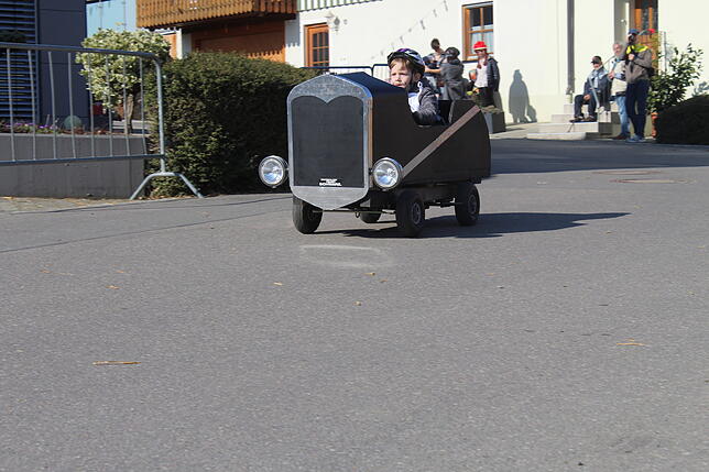 Bild 13: Rasanter Fahrspaß beim Hepbacher Kärrelerennen