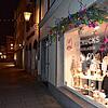 Die Schaufenster der Geschäfte an der Münsterstraße sind an einem Samstagabend so beleuchtet, als ob sie am Montag wieder öffnen würden. ...