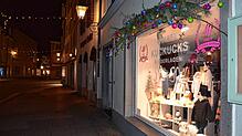 Die Schaufenster der Geschäfte an der Münsterstraße sind an einem Samstagabend so beleuchtet, als ob sie am Montag wieder öffnen würden. ...