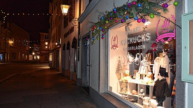 Die Schaufenster der Geschäfte an der Münsterstraße sind an einem Samstagabend so beleuchtet, als ob sie am Montag wieder öffnen würden. ...