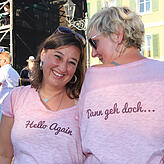 Uta Schubert (links) aus Tettnang und Elke Kramer-Löhle aus Uhldingen lassen mit der Botschaft auf ihren Shirts alle Optionen offen. ...