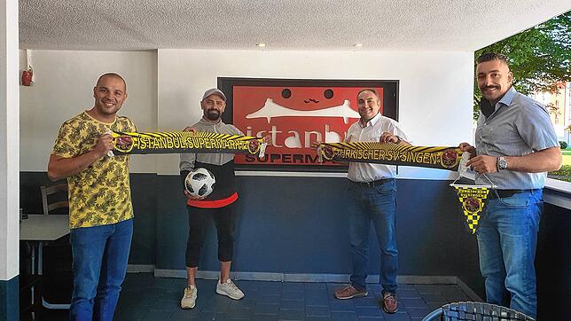 Vier Macher des TSV Singen: (von links) Abdullah Öztürk (zuständig für Spielerverträge und Sponsoring), Sigi Özcan (Team-Manager), Erdal ...