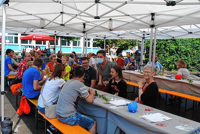 200 Besucher, so viele wie maximal zulässig, kommen zum Chilbisonntag. &bdquo;Wegschicken mussten wir keinen&ldquo;, erklärt Marc ...