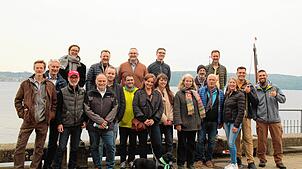 Gründer und Interessierte mit Wirtschaftsförderer Stefan Schneider (5. v. l.) und Berater Holger Hagenlocher (hinter Schneider, auf ...