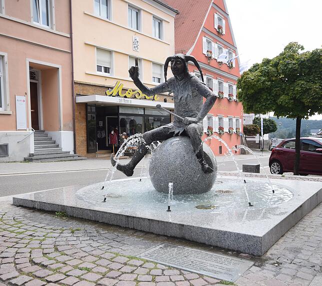 Seit 2001 ist der Standort des Hans-Kuony-Brunnens mit neuem Becken und Kugel statt Steinwürfel an der Hauptstraße vor dem Bürgerhaus ...