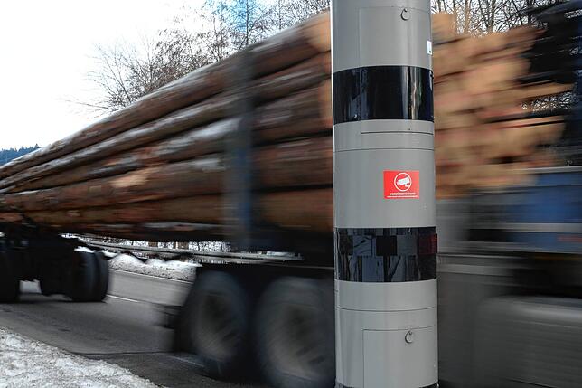 Beinahe idyllisch gelegen – aber dafür sehr effizient: Der Blitzer an der Bundesstraße 33 in St. Georgen – gegenüber des ...