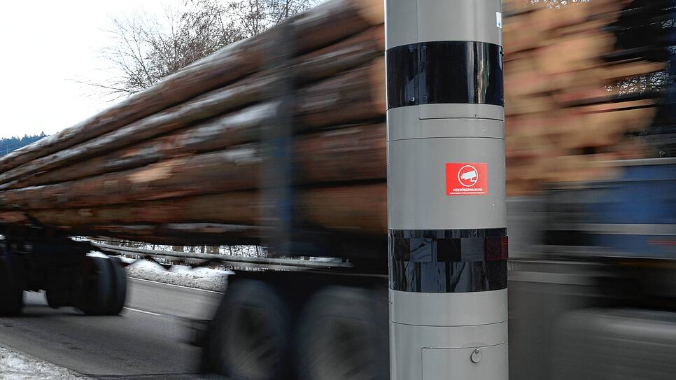 Beinahe idyllisch gelegen – aber dafür sehr effizient: Der Blitzer an der Bundesstraße 33 in St. Georgen – gegenüber des ...