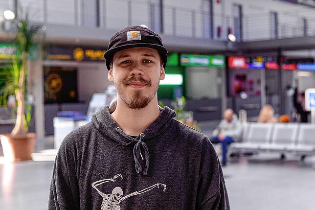Jonas Helle hat einen der Jobs mit den längsten Wartezeiten am Set.
