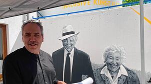 Jörg Markowski vor einem Bildnis von Hanna und Paul Gräb: Gestaltet hat es der Graffiti-Künstler Christian Cordes. Er arbeitet im Haus ...