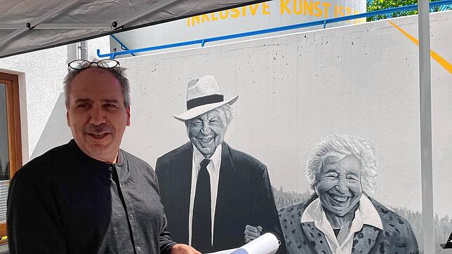 Jörg Markowski vor einem Bildnis von Hanna und Paul Gräb: Gestaltet hat es der Graffiti-Künstler Christian Cordes. Er arbeitet im Haus ...