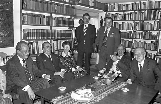 Entspannung in der Ostpolitik (L-r): Willy Brandt, Leonid Breschnew, Hannelore Schmidt, Helmut Schmidt und der stellvertetende ...