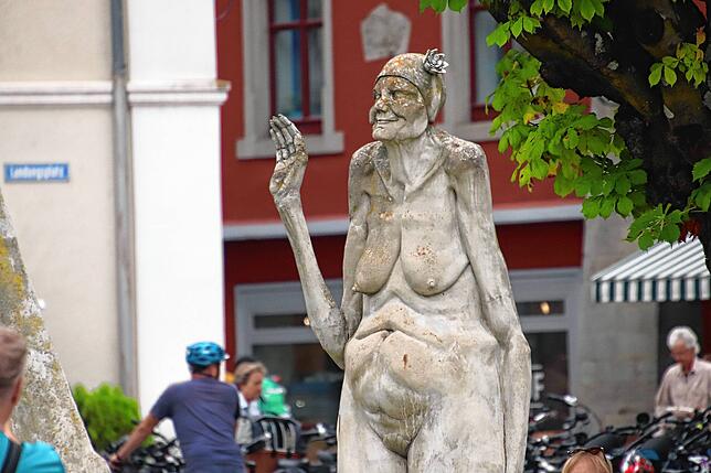Mit schlaffer Haut und hängenden Brüsten, so steht sie da: Für die ältere Nixe stand Peter Lenks Schwiegermutter Modell.