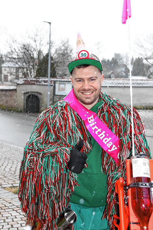 Bild 14: Fasnacht-Highlights in Wald: Unvergessliche Bilder vom Rathaussturm und Schülerbefreiung!